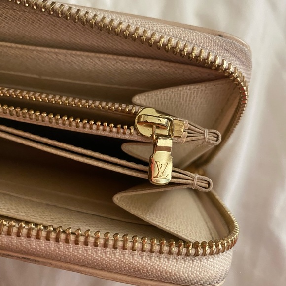 Louis Vuitton | 2007 Damier Azur Pattern Zippy Wallet - Picture 10 of 13